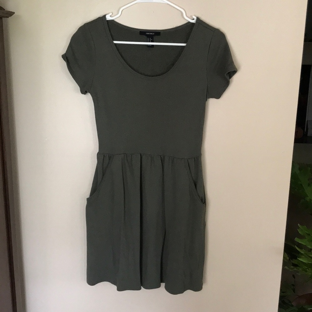 Green dress with pockets
